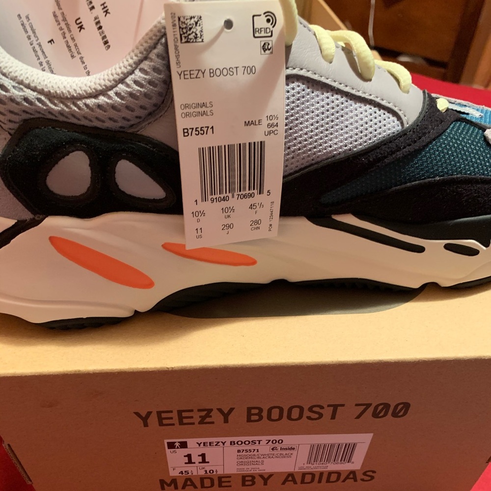 Dead stock yeezy wave runners